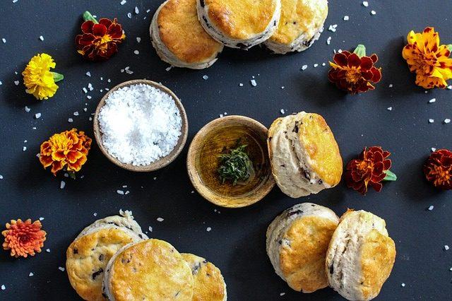 Cheddar-Scones mit Kräutercreme