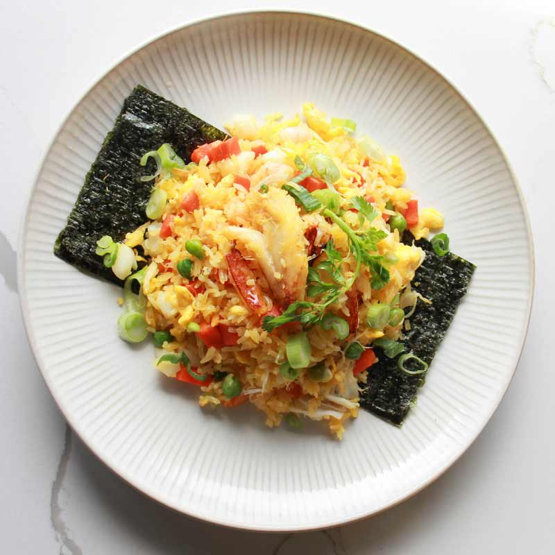 Japanischer Tofu-Pfannkuchen Okonomiyaki mit Kohl, Räuchertofu und Steinpilz-Mayonnaise