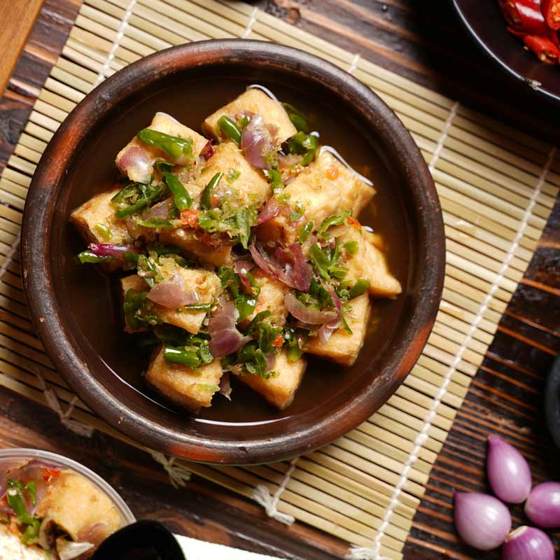 Getrocknete Yuba und frisches Okara als Nebenprodukte der Tofu-Herstellung, kreativ in der Küche genutzt.